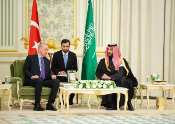 ولي العهد والرئيس التركي يبحثان تطورات الأحداث بالمنطقة والعالم