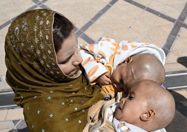 إنفاذًا لتوجيهات القيادة.. وصول التوأم السيامي الباكستاني “سفيان ويوسف” إلى الرياض