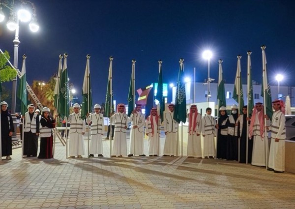 تعزيزاً للانتماء الوطني.. سكان الرياض يساهمون في تركيب أعلام التأسيس بالميادين والساحات