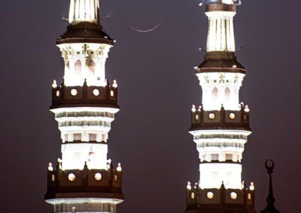 عانق الهلالُ الزهرةَ.. سماء الحدود الشمالية تحتفي بأولى ليالي رمضان بمشهد سماوي بديع