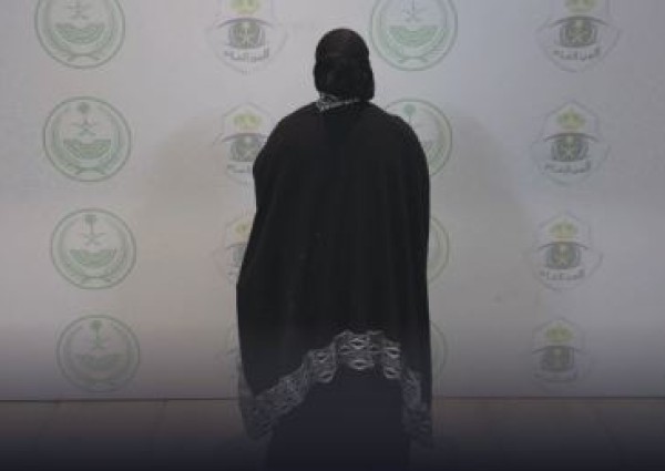 في قبضة العدالة.. سقوط  “متاجرة بالبشر” استغلت الأطفال بميادين تبوك (فيديو)