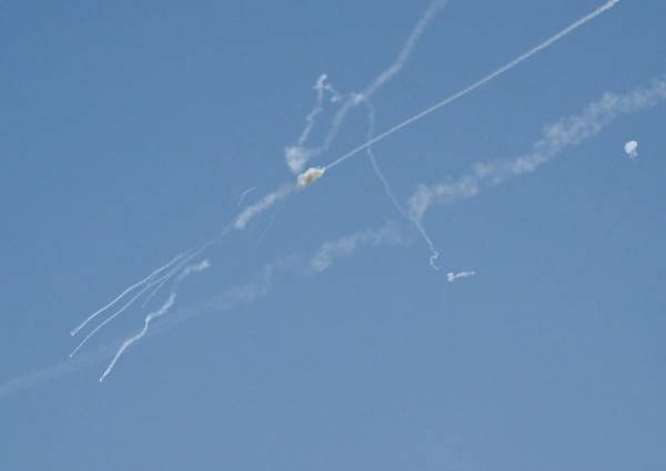 مسيّرات إيرانية تستهدف ميناء الدقم في عُمان.. وإصابة عامل