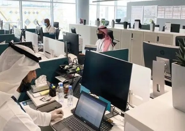 استشاري أمراض قلب يوجه “وصفة الـ 3 دقائق” للموظفين: 6 تمارين تنهي مخاطر الجلوس الطويل