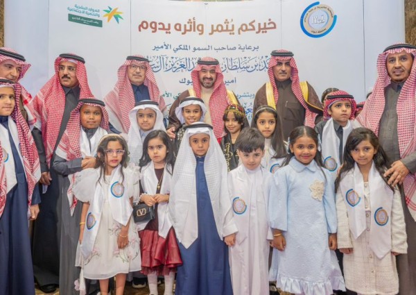 نائب أمير تبوك يشارك الأيتام فرحة الإفطار