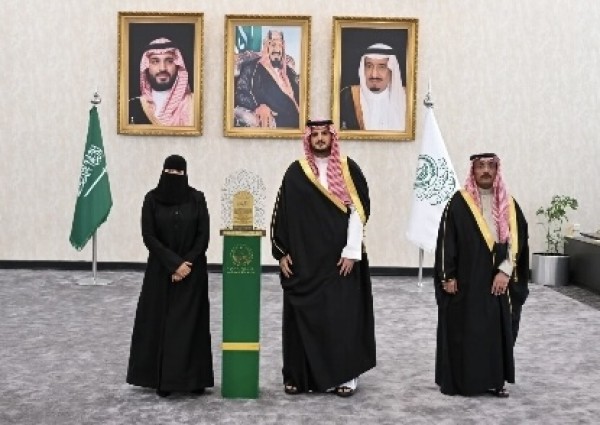 محافظ الطائف يكرم سناء الزهراني تقديراً لجهودها الإعلامية