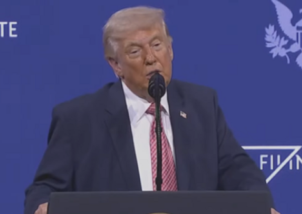 ترامب: السعودية يجب أن تكون فخورة بالأمير محمد بن سلمان.. رجل عظيم (فيديو)