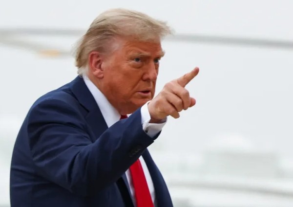 ترامب يتوعد إيران بـ “سيناريو التدمير الشامل” لمنشآت النفط والكهرباء وجزيرة خرج