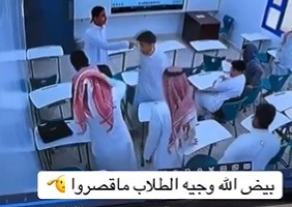 في لحظات حبست الأنفاس.. المعلم خالد العنزي ينقذ حياة طالب من الاختناق داخل الفصل (شاهد)