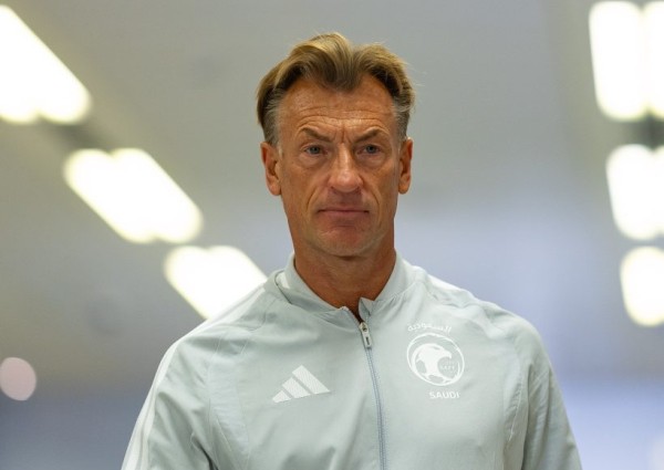 من الأخضر إلى أفريقيا؟ تصاعد مؤشرات رحيل رينارد وعرض جديد في الأفق