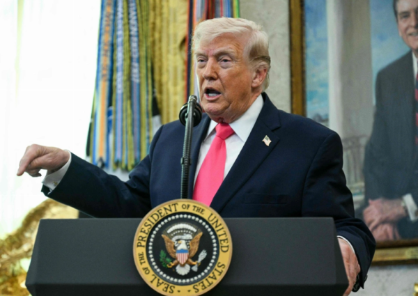 ترمب يهدد مجددا بمحو “إيران”.. ويؤكد: جيشنا مستعد للقضاء على ما تبقى منها وسنحاصر مضيق هرمز