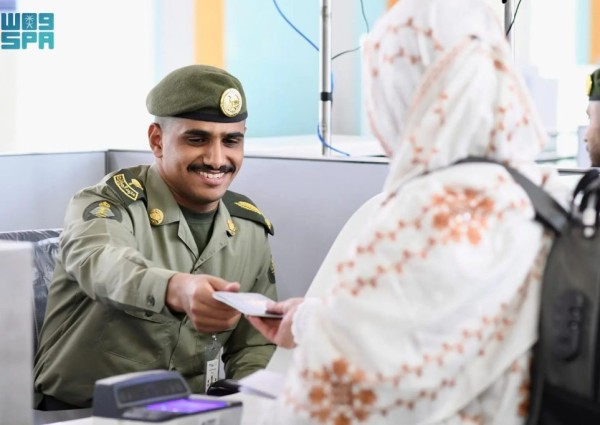 لغات متعددة وتقنيات حديثة.. “الجوازات” تُنهي إجراءات أولى رحلات ضيوف الرحمن من أفغانستان