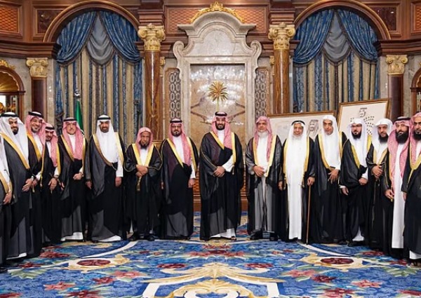 سمو ولي العهد يستقبل وفد تكريم خادم الحرمين تقديرًا لدعمه جمعيات تحفيظ القرآن