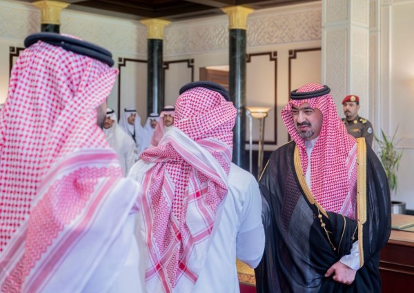 نائب أمير تبوك يستقبل منسوبي الإمارة ويشيد بنجاح موسم الحج