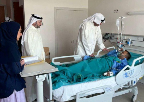وزير الدفاع يطمئن على المصابين.. والدفاع الكويتية تكشف تفاصيل الهجوم