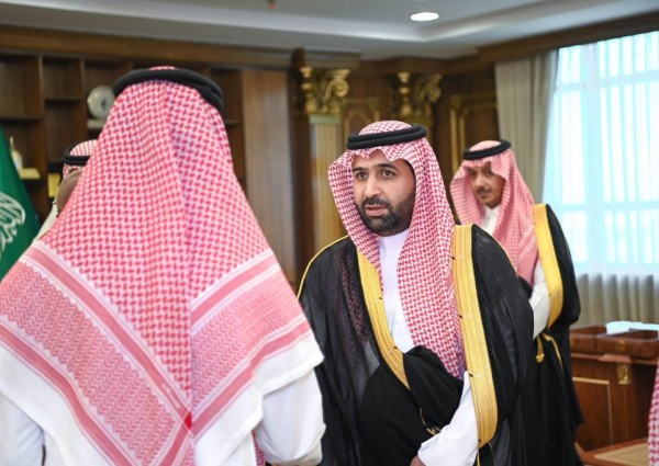 نائب أمير تبوك يستقبل منسوبي الإمارة ويشيد بنجاح موسم الحج