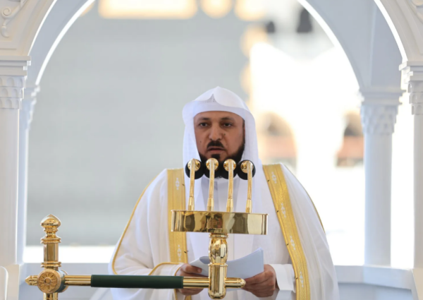 خطيب المسجد الحرام يدعو إلى تقوى الله والتمسك بالسنة والإكثار من الدعاء