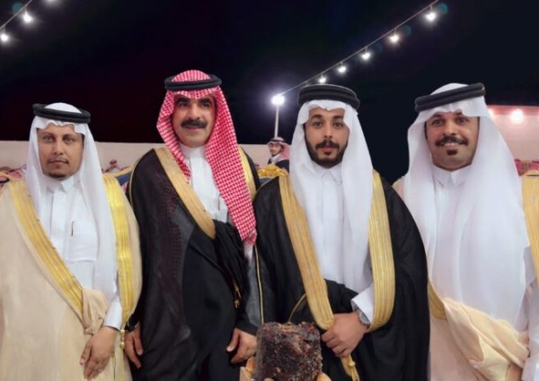 كرنفال شعري وأجواء احتفالية وبحضور محافظ الحائط “فهد الصنيدح” .. أبناء حمود بن بركة الرشيدي يحتفلون بزواج شقيقهم المحامي محمد في بدع بن خلف