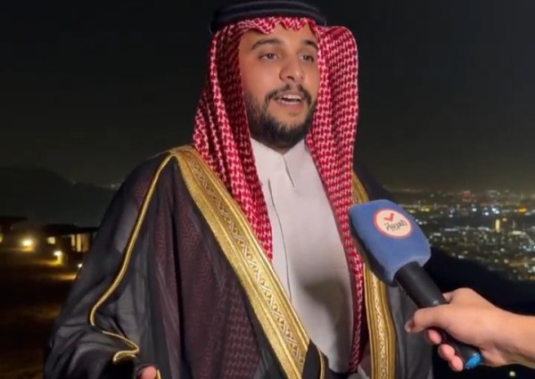 زواج فوق السحاب.. شاهد: عريس يحتفل بزفافه على قمة جبل عير في المدينة المنورة