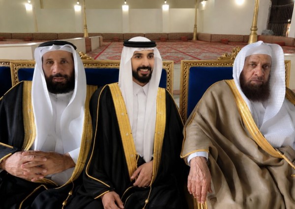 أجواء من البهجة وحضور الأهل والأصدقاء.. محمد بن محفوظ الرشيدي واخوانه يحتفل بزواج ابنهم الشاب “أحمد” في قاعة الثريا بالمدينة المنورة
