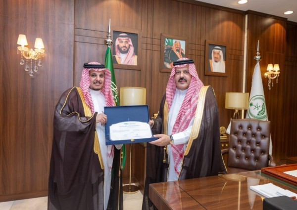 أمير حائل يتسلّم شهادة تصنيف مدينة حائل ضمن مؤشر IMD للمدن الذكية لعام 2026