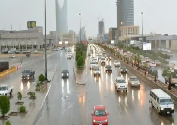 أمطار رعدية وزخات برد ورياح نشطة.. «الأرصاد» يحذر من أجواء متقلبة بعدة مناطق