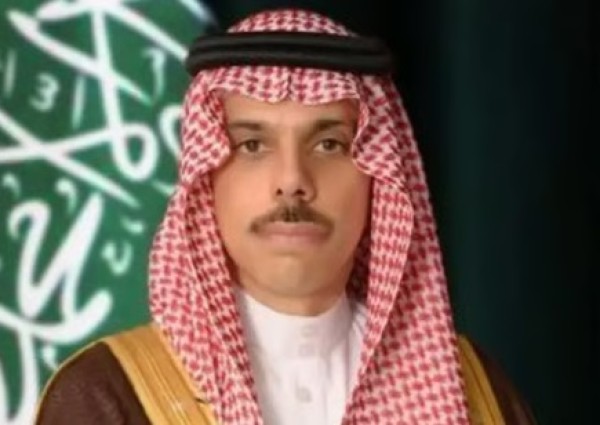سمو وزير الخارجية يبحث مع نظيريه القطري والعُماني مستجدات المنطقة