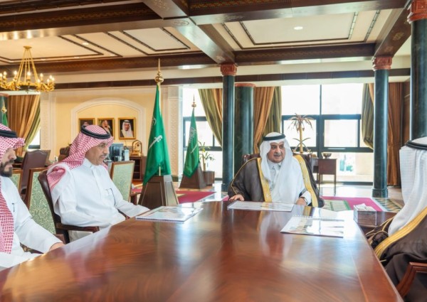 أمير تبوك يطلع على نسب الإنجاز في المشروعات التي تنفذها امانه المنطقة
