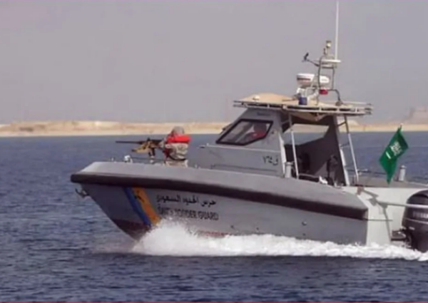 حرس الحدود ينقذ مواطنين و3 مقيمين بعد تعطل وسيلتهم البحرية في جدة