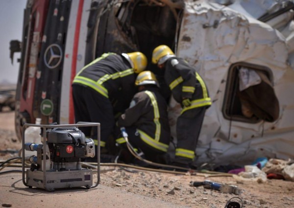 الدفاع المدني ينجح في فك احتجاز قائد ناقلة نفط انقلبت على طريق حائل