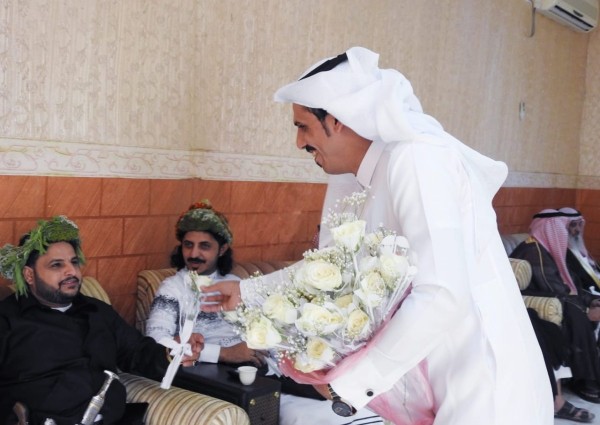 بلدية الريث تعايد المصلين في مركز عمود بالورود