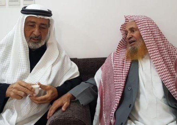 مواطنون يلتقطون صورتين مع معلمهم يفصل بينهما 40 عاما