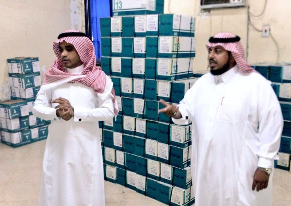 مدير مكتب تعليم صامطة يتفقد مستودع المكتب