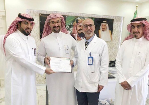 مدير الشؤون الصحية يكرم عدة أطباء بمستشفى القريات