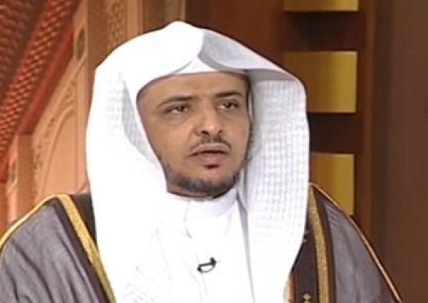 الشيخ المصلح يوضح حكم المسح على الحذاء أثناء الوضوء (فيديو)