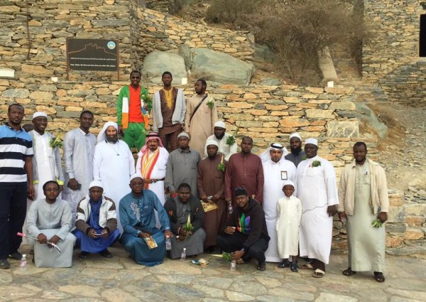 طلاب المنح في الجامعات يزورون قرية ذي عين التراثية