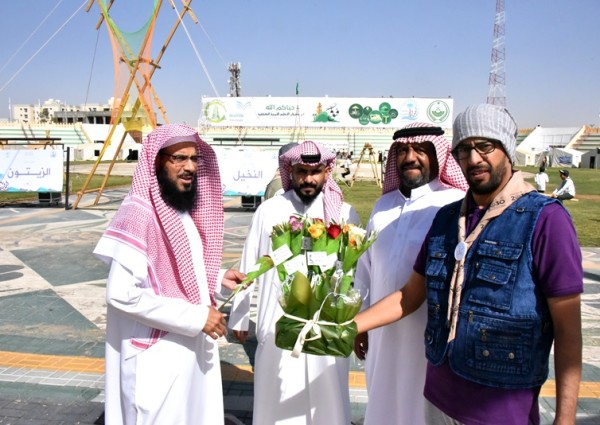 حظيت بالإشادة و الإعجاب .. خدمات الطلاب بتعليم الجوف يقدمون الورود لضيوف المهرجان