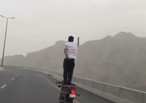 بالصور.. “المرور” يلقي القبض على المستعرض بدراجته النارية على طريق الهدا