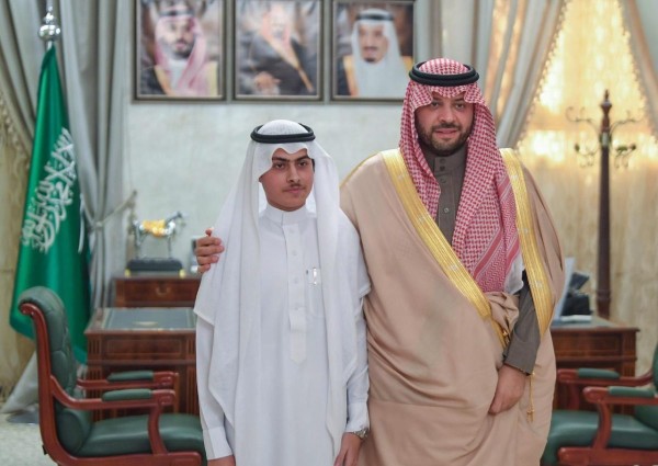 أمير الشمالية يكرّم الطالب فرحان العنزي الحائز على المركز الأول في مسابقة القصة القصيرة على مستوى المملكة