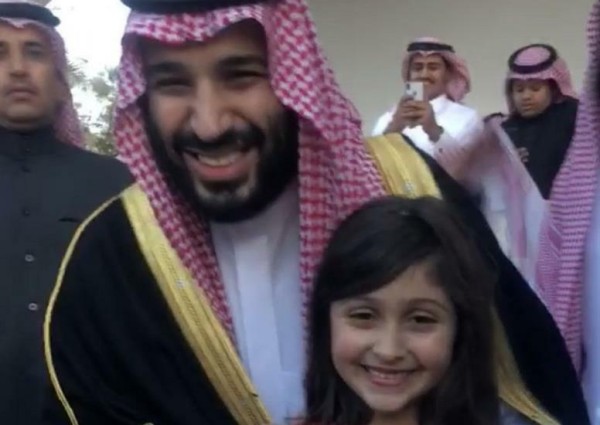 قالت له “نورت تبوك”.. والدة الطفلة التي التقطت “سيلفي” مع الأمير محمد بن سلمان تكشف ملابسات الصورة