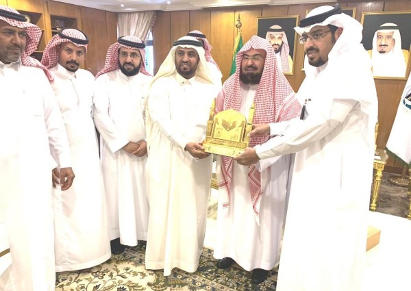 الشيخ عبدالرحمن السديس يستقبل أبناء شهداء الواجب وأبناء المتوفين من منسوبي تعليم