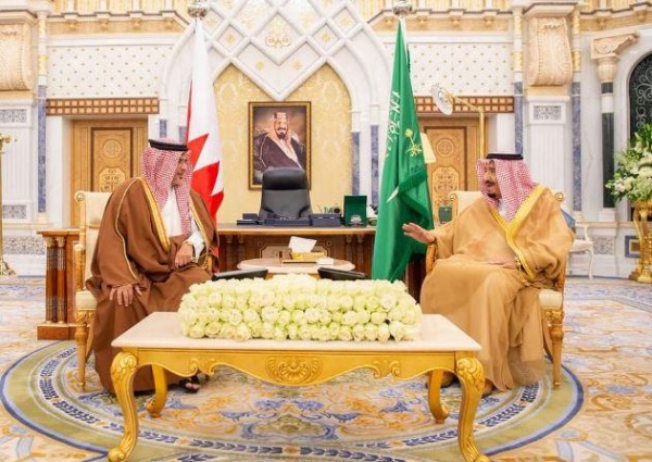 بالصور.. خادم الحرمين الشريفين يستقبل سعد الحريري وولي عهد مملكة البحرين