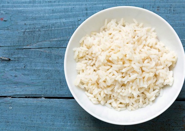 لهذا السبب لا ينبغي ترك الأرز المطهي خارج الثلاجة