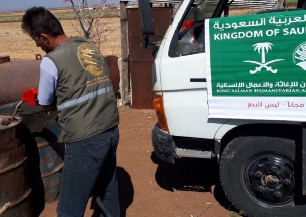 “سلمان للإغاثة” يواصل توزيع وقود التدفئة للنازحين في الشمال السوري