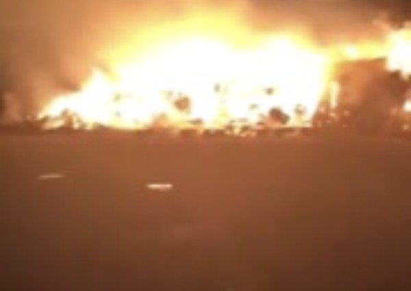 الجوف.. صاعقة رعدية تحرق مخزن أعلاف بـ «بسيطا» (صور)