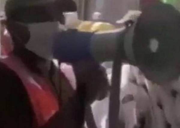 الكشف عن حقيقة فيديو لرجل أمن يودع الحجاج بـ “فرقاكم عيد”