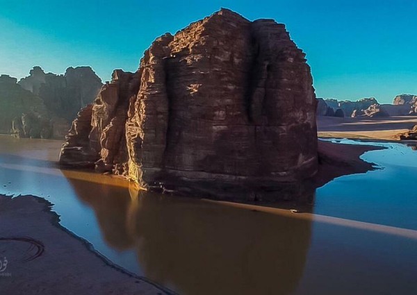 جبال “نيوم” تتلألأ بجمال الأمطار.. شلالات مياه وبحيرات ومناظر طبيعية خلابة (صور)