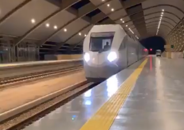 “النقل العام” تنشر فيديو لوصول أحد قطارات “سار” تحت قيادة شباب سعوديين