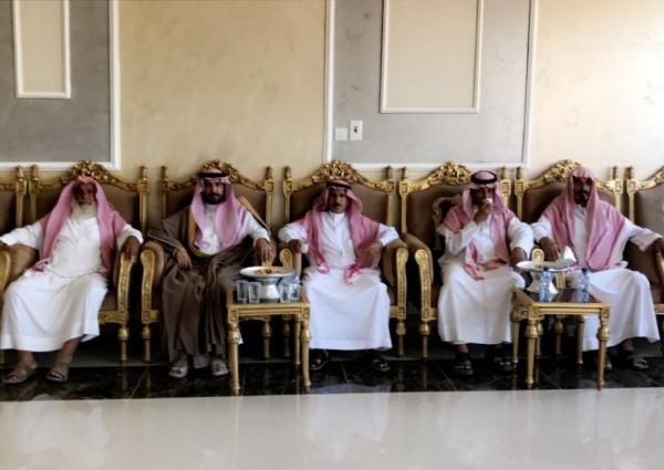 محافظ السليمي يُعزِّي “والف العايضي” في وفاة والدته