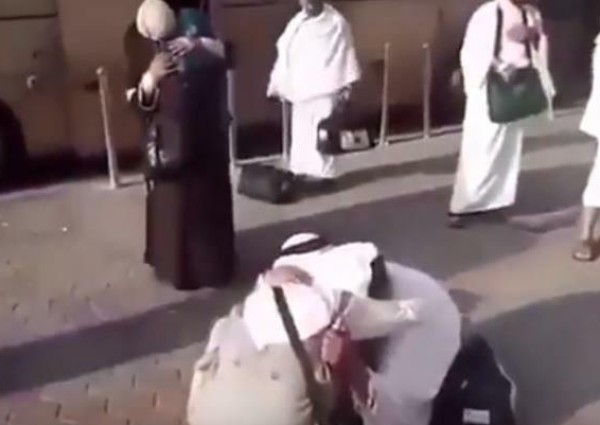 في مشهد مبكٍ.. الحج يجمع شقيقين سوريين تفرقا 7 سنوات بسبب الحرب في بلدهما (فيديو)