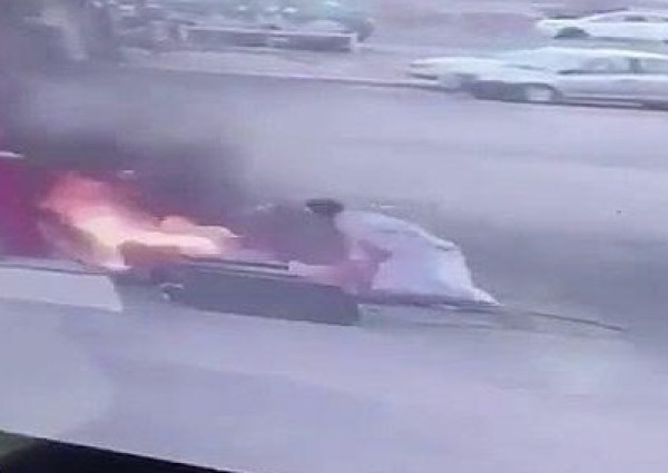 شاهد بالفيديو.. قائد “لاند كروزر” متهور يشعل النار في محطة وقود بنجران